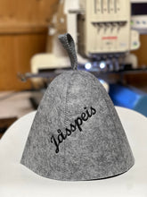 Last inn bildet i Galleri-visningsprogrammet, Jacuzzi-/badstulue i ull med brodert navn, gave som varmer i jacuzzien. Til isbading også.