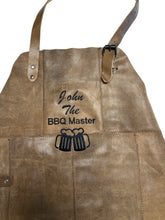 Last inn bildet i Galleri-visningsprogrammet, Grillforkle, vinforkle, kjellermester forkle... i ekte skinn med brodert navn eller initialer (Brodering er inkl. i prisen) BBQ, grillsjef, etc.