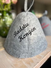 Last inn bildet i Galleri-visningsprogrammet, Jacuzzi-/badstulue i ull med brodert navn, gave som varmer i jacuzzien. Til isbading også.