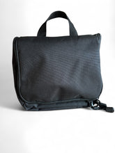 Last inn bildet i Galleri-visningsprogrammet, Rød, sort og lime reisetoalettveske med mange rom og oppheng (uten navn)