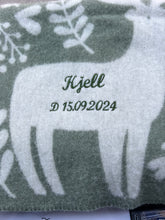 Last inn bildet i Galleri-visningsprogrammet, Barnepledd til lekerommet, vognen eller sengen i deilig myk ull. Fra Høie.