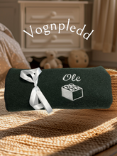 Last inn bildet i Galleri-visningsprogrammet, Vognteppe med egen brodering, 70x100 cm, i 100% ull. Fjærlett og bærekraftig. Babyshower.