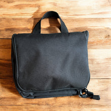 Last inn bildet i Galleri-visningsprogrammet, Rød, sort og lime reisetoalettveske med mange rom og oppheng (uten navn)