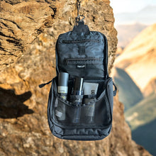 Last inn bildet i Galleri-visningsprogrammet, Rød, sort og lime reisetoalettveske med mange rom og oppheng (uten navn)