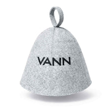 Last inn bildet i Galleri-visningsprogrammet, Jacuzzi-/badstulue i ull med brodert navn, gave som varmer i jacuzzien. Til isbading også.