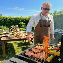 Last inn bildet i Galleri-visningsprogrammet, Grillforkle, vinforkle, kjellermester forkle... i ekte skinn med brodert navn, BBQ, grillsjef, etc.