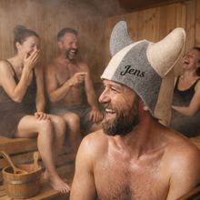 Last inn bildet i Galleri-visningsprogrammet, Kongelua med store horn, Jacuzzi-/badstulue i ull med brodert navn, varmer i jacuzzien. Til isbading også.