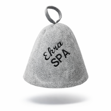 Last inn bildet i Galleri-visningsprogrammet, Jacuzzi-/badstulue i ull med brodert navn, gave som varmer i jacuzzien. Til isbading også.