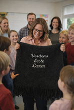 Last inn bildet i Galleri-visningsprogrammet, Verdens beste Lærer pledd, 130x170 cm brodert med navn om det ønskes, avslutningsgave, ansattgave, avskjedsgave