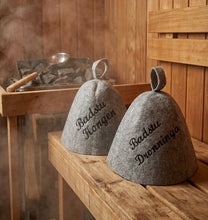 Last inn bildet i Galleri-visningsprogrammet, (Pakke på 2 stk) Jacuzzi-/badstulue i ull med brodert navn, gave som varmer i jacuzzien. Til isbading også. (Kopi)