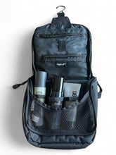 Last inn bildet i Galleri-visningsprogrammet, Rød, sort og lime reisetoalettveske med mange rom og oppheng (uten navn)