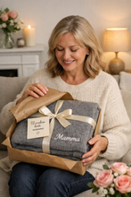 Last inn bildet i Galleri-visningsprogrammet, Personlig ullpledd med brodert tekst – perfekt gave til familie