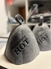 Last inn bildet i Galleri-visningsprogrammet, (Pakke på 2 stk) Jacuzzi-/badstulue i ull med brodert navn, gave som varmer i jacuzzien. Til isbading også. (Kopi)