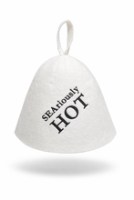 Last inn bildet i Galleri-visningsprogrammet, Jacuzzi-/badstulue i ull med brodert navn, gave som varmer i jacuzzien. Til isbading også.