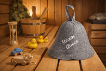 Last inn bildet i Galleri-visningsprogrammet, Barne-Jacuzzi-/badstulue i ull med et brodert navn, gave som varmer i jacuzzien