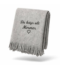 Last inn bildet i Galleri-visningsprogrammet, Personlig ullpledd med brodert tekst – perfekt gave til familie