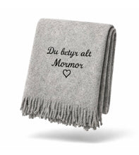 Last inn bildet i Galleri-visningsprogrammet, Personlig ullpledd med brodert tekst – perfekt gave til familie