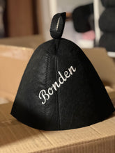 Last inn bildet i Galleri-visningsprogrammet, Jacuzzi-/badstulue i ull med brodert navn, gave som varmer i jacuzzien. Til isbading også.