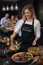 Last inn bildet i Galleri-visningsprogrammet, Vaffelduft og gode tradisjoner. Stor vaffelbok og sort forkle med lomme og personlig brodering