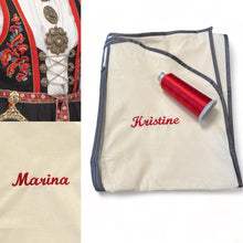 Last inn bildet i Galleri-visningsprogrammet, Bunadspose, beltestakkpose, dresspose i bomull brodert med et stk navn