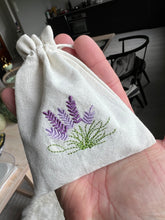 Last inn bildet i Galleri-visningsprogrammet, Luksus i skapet og i hverdagen – Lavendelpose med brodert motiv