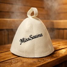 Last inn bildet i Galleri-visningsprogrammet, Jacuzzi-/badstulue i ull med brodert navn, gave som varmer i jacuzzien. Til isbading også.