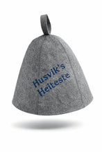 Last inn bildet i Galleri-visningsprogrammet, Jacuzzi-/badstulue i ull med brodert navn, gave som varmer i jacuzzien. Til isbading også.