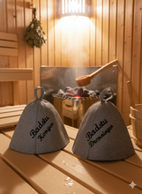 Last inn bildet i Galleri-visningsprogrammet, (Pakke på 2 stk) Jacuzzi-/badstulue i ull med brodert navn, gave som varmer i jacuzzien. Til isbading også. (Kopi)