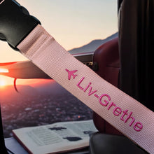 Last inn bildet i Galleri-visningsprogrammet, Stor bagasjestropp/reim til koffertene. (Med fly etc. og navn*) Sikre og finn igjen kofferten din igjen i mengden og få din egen farge og design.