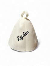 Last inn bildet i Galleri-visningsprogrammet, Jacuzzi-/badstulue i ull med brodert navn, gave som varmer i jacuzzien. Til isbading også.