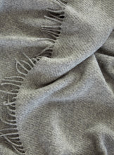 Last inn bildet i Galleri-visningsprogrammet, Mykt ullpledd i 100% ull fra Høie. 180 cm langt (brodert navn nederst i det ene hjørnet) eller ekstra tekst til kr 30,-