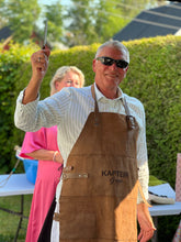 Last inn bildet i Galleri-visningsprogrammet, Grillforkle, vinforkle, kjellermester forkle... i ekte skinn med brodert navn, BBQ, grillsjef, etc.