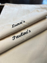 Last inn bildet i Galleri-visningsprogrammet, Bomullspose til bunadsskjorten i 100% bomull (40x48 cm) med brodert navn (dresspose, stakk etc.)