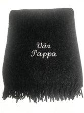 Last inn bildet i Galleri-visningsprogrammet, Personlig ullpledd med brodert tekst – perfekt gave til familie