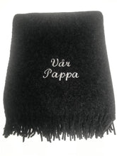 Last inn bildet i Galleri-visningsprogrammet, Personlig ullpledd med brodert tekst – perfekt gave til familie