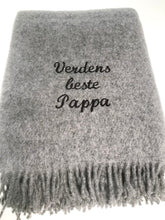 Last inn bildet i Galleri-visningsprogrammet, Personlig ullpledd med brodert tekst – perfekt gave til familie