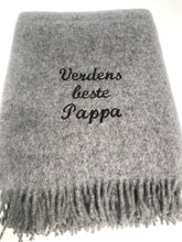 Last inn bildet i Galleri-visningsprogrammet, Personlig ullpledd med brodert tekst – perfekt gave til familie