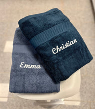 Last inn bildet i Galleri-visningsprogrammet, 2 stk Deilige myke badehåndklær med brodert navn 70x140 cm badehåndklær