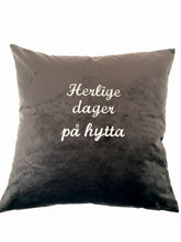 Last inn bildet i Galleri-visningsprogrammet, Velourputetrekk 50x50 cm med valgfri brodert tekst (3 ord)