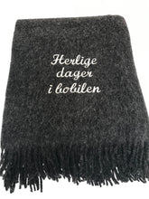 Last inn bildet i Galleri-visningsprogrammet, Personlig ullpledd med brodert tekst – perfekt gave til familie
