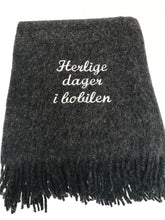 Last inn bildet i Galleri-visningsprogrammet, Personlig ullpledd med brodert tekst – perfekt gave til familie