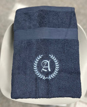 Last inn bildet i Galleri-visningsprogrammet, Luxus brodering. Myke badehåndklær med ditt broderte monogram. 70x140 cm. Velg farge og vi broderer. En bokstav.