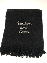 Last inn bildet i Galleri-visningsprogrammet, Personlig ullpledd med brodert tekst – perfekt gave til familie