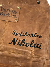 Last inn bildet i Galleri-visningsprogrammet, Grillforkle, vinforkle, kjellermester forkle... i ekte skinn med brodert navn eller initialer (Brodering er inkl. i prisen) BBQ, grillsjef, etc.