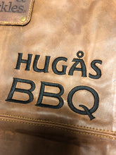 Last inn bildet i Galleri-visningsprogrammet, Grillforkle, vinforkle, kjellermester forkle... i ekte skinn med brodert navn, BBQ, grillsjef, etc.