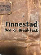 Last inn bildet i Galleri-visningsprogrammet, Grillforkle, vinforkle, kjellermester forkle... i ekte skinn med brodert navn eller initialer (Brodering er inkl. i prisen) BBQ, grillsjef, etc.