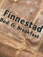 Last inn bildet i Galleri-visningsprogrammet, Grillforkle, vinforkle, kjellermester forkle... i ekte skinn med brodert navn eller initialer (Brodering er inkl. i prisen) BBQ, grillsjef, etc.
