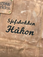 Last inn bildet i Galleri-visningsprogrammet, Grillforkle, vinforkle, kjellermester forkle... i ekte skinn med brodert navn, BBQ, grillsjef, etc.