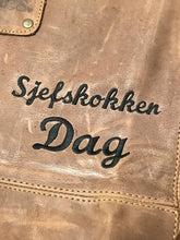 Last inn bildet i Galleri-visningsprogrammet, Grillforkle, vinforkle, kjellermester forkle... i ekte skinn med brodert navn, BBQ, grillsjef, etc.