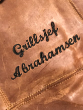 Last inn bildet i Galleri-visningsprogrammet, Grillforkle, vinforkle, kjellermester forkle... i ekte skinn med brodert navn eller initialer (Brodering er inkl. i prisen) BBQ, grillsjef, etc.